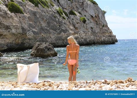 Geeignete Lächelnde Frau Im Bikini Der Das Schnorcheln Hält Stockbild