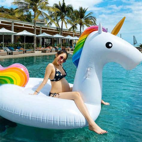 Ái nữ nhà đại gia Minh Nhựa diện bikini lúc bầu bí