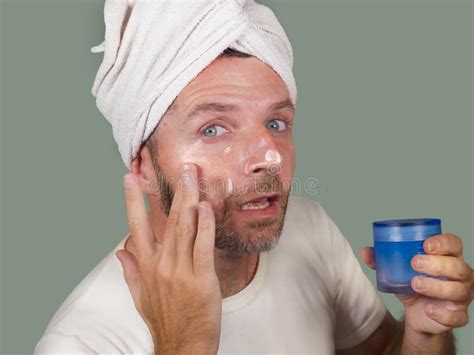 Feliz Y Atractivo Hombre Gay Del Campamento Aplicando Crema Facial Hidratante Con La Cabeza