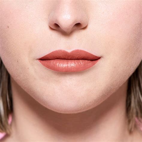 Loreal Paris Color Riche Nude Intense Кремообразно червило за устни в неутрални нюанси Intense