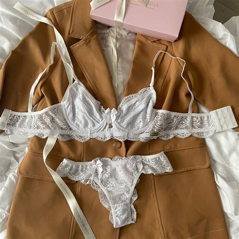 Conjunto de lingerie tomara que caia sutiã sem bojo aro e calcinha string fio dental rosa