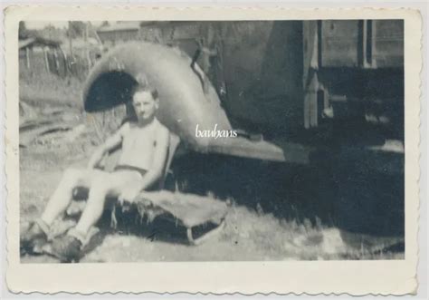 FOTO SOLDAT HALBNACKT Nude Beim Sonnenbad 2 WK D908 EUR 4 00
