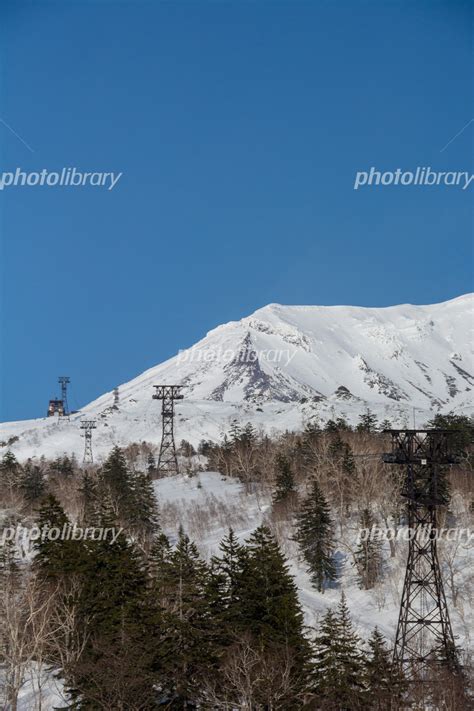 春の晴れた日の雪山の山頂 旭岳 写真素材 6652669 フォトライブラリー Photolibrary