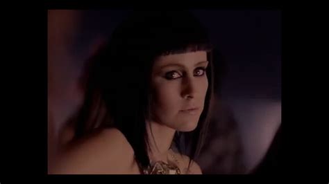 Vid O La Chanteuse Dev Dans Le Clip De Sa Chanson Naked Avec Enrique Iglesias Purepeople