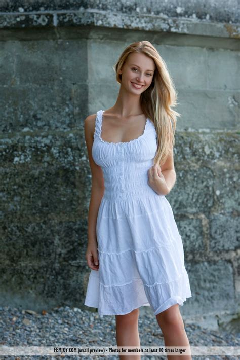 Een Mooie Blonde Vrouw In Een Zomerjurkje Ze Gaat Ook Naakt Seks Met