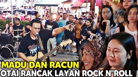 Pelancong Dari Brunei Rancak Menari Layan Lagu Blues Bob Bawak Lagu