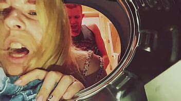 Mi hermanastra se quedó atrapada en la lavadora y decidí ayudarla con mi gran polla XVIDEOS