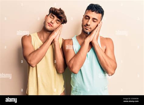 Gay couple asleep Fotos und Bildmaterial in hoher Auflösung Alamy