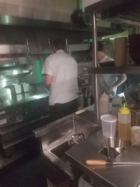 Middle of the lunch rush and you lose power : r/KitchenConfidential