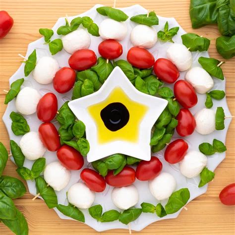 Caprese Appetizer Holiday Wreath Recipe Christmas Appetizers Party