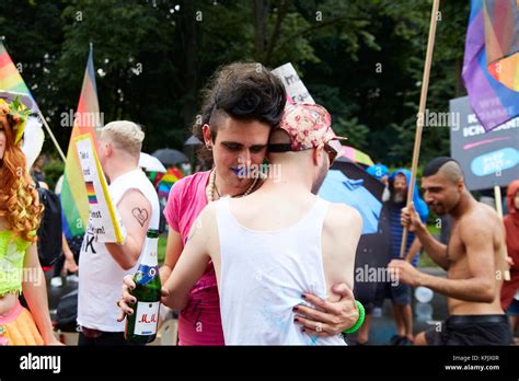 2 Männer umarmen sich ein Moment der Liebe berlin Gay Pride Parade 2017 Stockfotografie Alamy