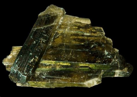 epidote crystallizes  striated crystals massive form