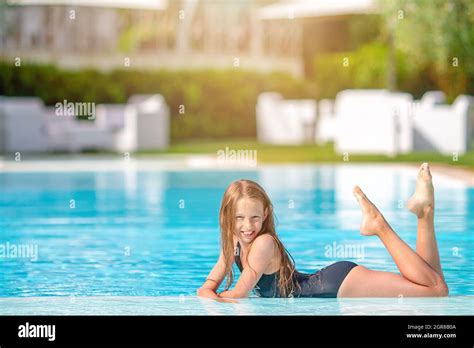 Portrait de fille 12 13 ans bikini Banque de photographies et dimages à haute résolution Alamy