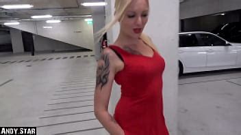 SKINNY BLONDINE HAT SEX IM PARKHAUS UND AUFZUG XNXX