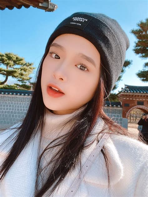 Hot girl Linh Ka tung MV cover mới nhưng không thấy ngực với mông