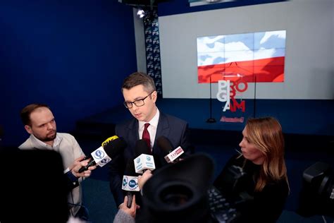 Rzecznik Rz Du Piotr M Ller Zapad A Decyzja E W Referendum Znajdzie