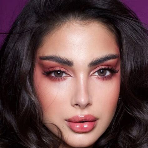 5 Hot Sexy Zainab Al Awan Bikini Pics