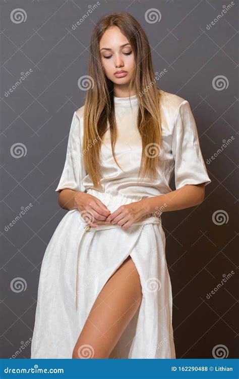 Modèle de jeune brunette photo stock Image du brune