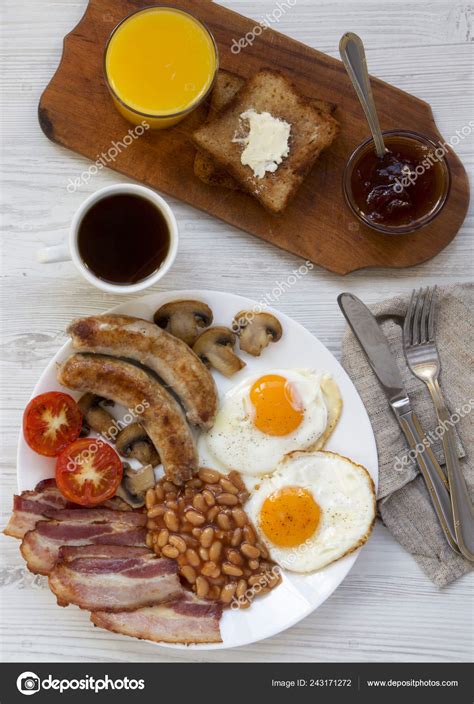 Englisches Frühstück Mit Spiegeleiern Würstchen Speck Bohnen Und Toasts