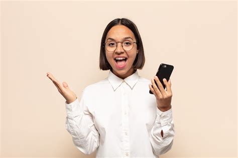 Mujer Latina Joven Que Se Siente Feliz Emocionada Sorprendida O Conmocionada Sonriendo Y