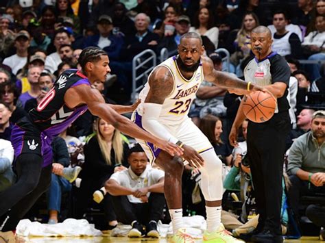 Lebron James Triple Double Lakers Kembali Hajar Raptors Liga Olahraga