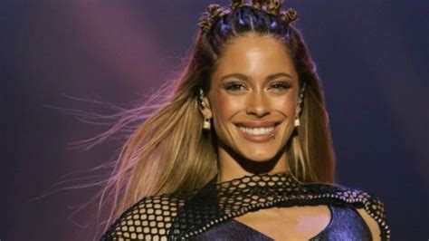 Tini Stoessel Se Apodera Del Rubio Con Un Look Dinámico Y Juvenil Que