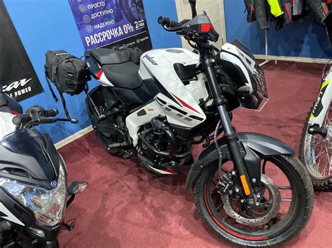 Купить б у Bajaj Pulsar NS 200 инжектор 6 передач в Москве белый naked bike 2022 года по цене