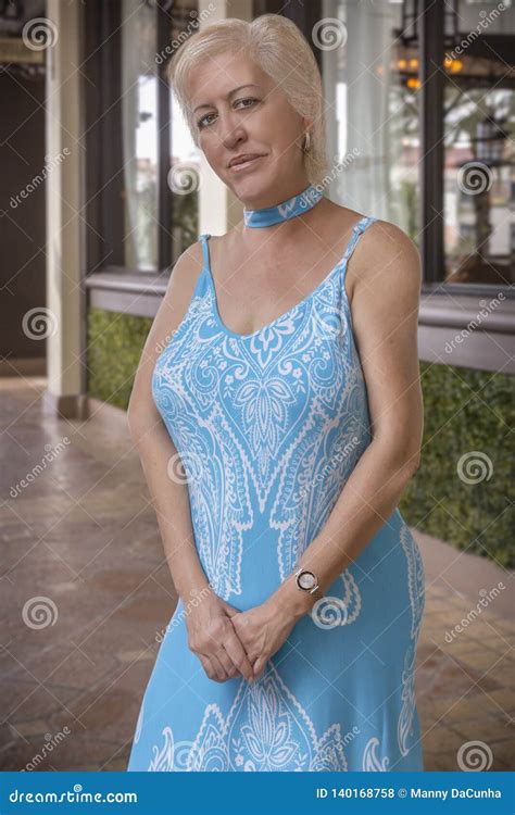 Een Curvy Blonde Rijpe Vrouw Glimlacht Bij De Camera Met Grote Mooie Ogen Stock Foto Image Of