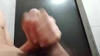 Il Se Masturbe Dans La Salle De Bain XVIDEOS