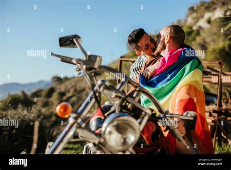 Gay couple kissing man Banque de photographies et dimages à haute résolution Alamy