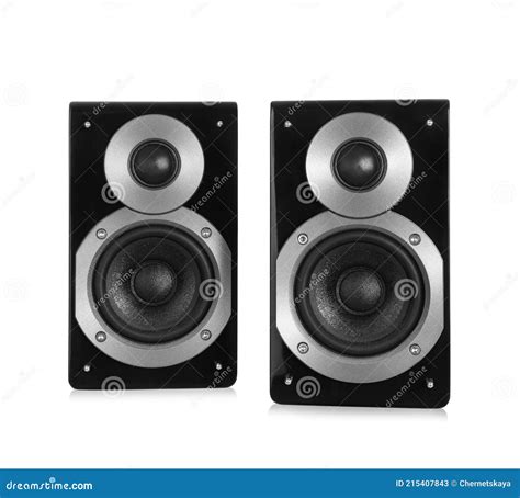 Altavoces De Audio Modernos Y Potentes Sobre Fondo Blanco Imagen de