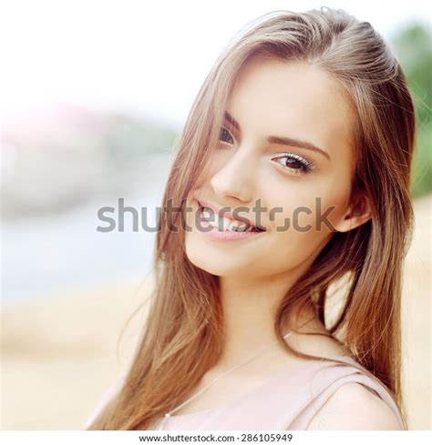 Beautiful Brunette Model Perfect Skin Photo De Stock Modifier Maintenant