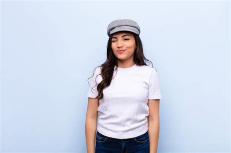 Joven Mujer Bonita Latina Que Parece Feliz Y Amigable Sonriendo Y Gui Ndole Un Ojo Con Una