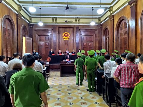 Trùm ma túy Văn Kính Dương và hot girl Ngọc Miu tiếp tục hầu tòa