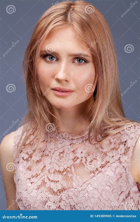 Junge Blonde Dame Im Sexy Kleid Stockbild Bild Von Frisur Baumuster