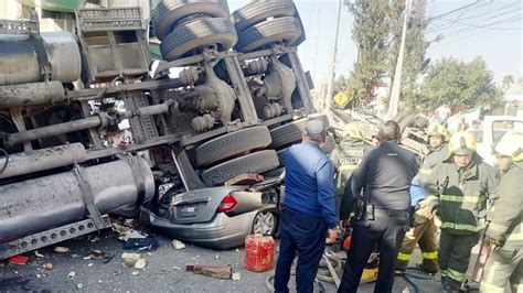 Tráiler Cae de Puente y Aplasta Autos en Avenida Lechería Cuautitlán N