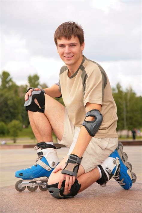 Indiv Duo De Assento Em Patins De Rolo Imagem De Stock Imagem De