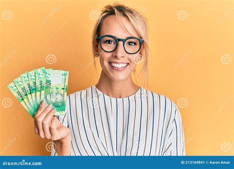 Belle Femme Blonde Tenant Des Billets De Rand Sud Africains L Air Positif Et Heureux Debout
