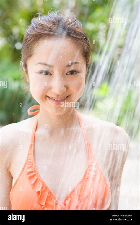 Junge Frau Im Bikini Duschen Stockfotografie Alamy