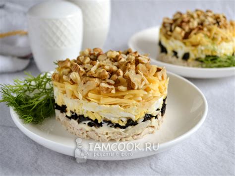 Салат «Сказка» с черносливом, курицей и грецкими орехами — рецепт с ...