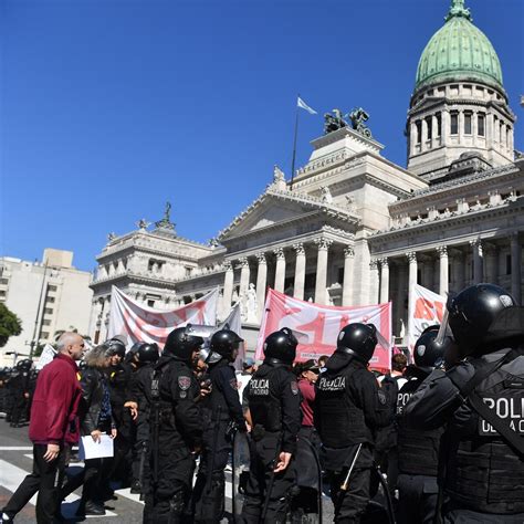 La Polic A Hot Que Posa En Lencer A Er Tica Infobae
