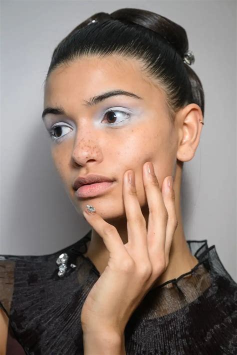 15 diseños de uñas nude que respiran lujo silencioso y son tendencia este 2025