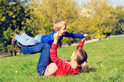 M E E Filho A Brincar Ao Ar Livre Foto De Stock No Vecteezy