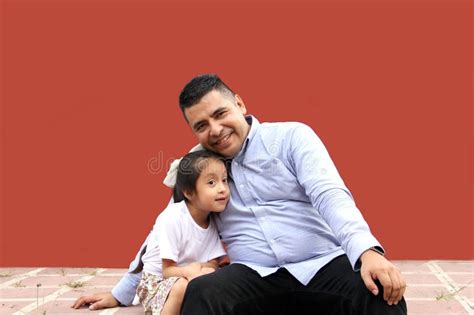 Pai Divorciado Sua Filha Morena Latina Mostra Seu Amor E Celebra O Dia Dos Pais Juntos