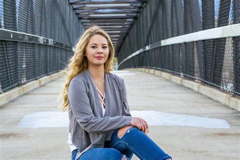 Pretty Girl White Latino with Long Blonde Hair Stockbild Bild von mädchen jeans