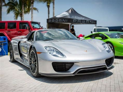 Siêu xe siêu du thuyền và hot girl hội ngộ