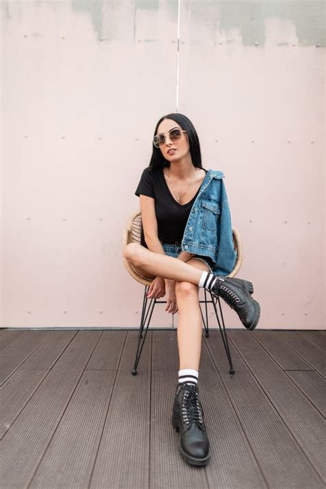 Attraktive Junge Brunette Frau In Einem T Shirt In Einer Denim Jacke In Sonnenbrillen In