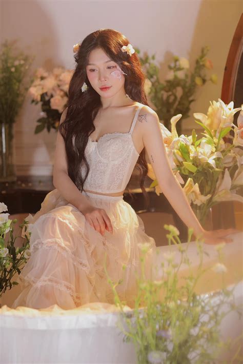 Hot girl đấu kiếm gợi cảm với áo nịt ngực Lifestyle ZNEWS VN