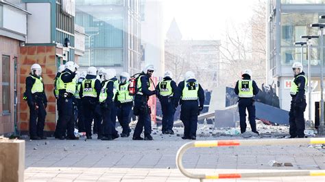 Sex döms till fängelse efter påskupplopp Nyheter Expressen