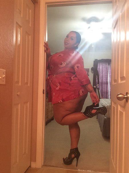 Jessica Peaches Loves To Take Sexy Nude Selfies Photos